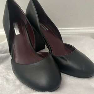‼️Selling‼️ slightly used black heel pumps